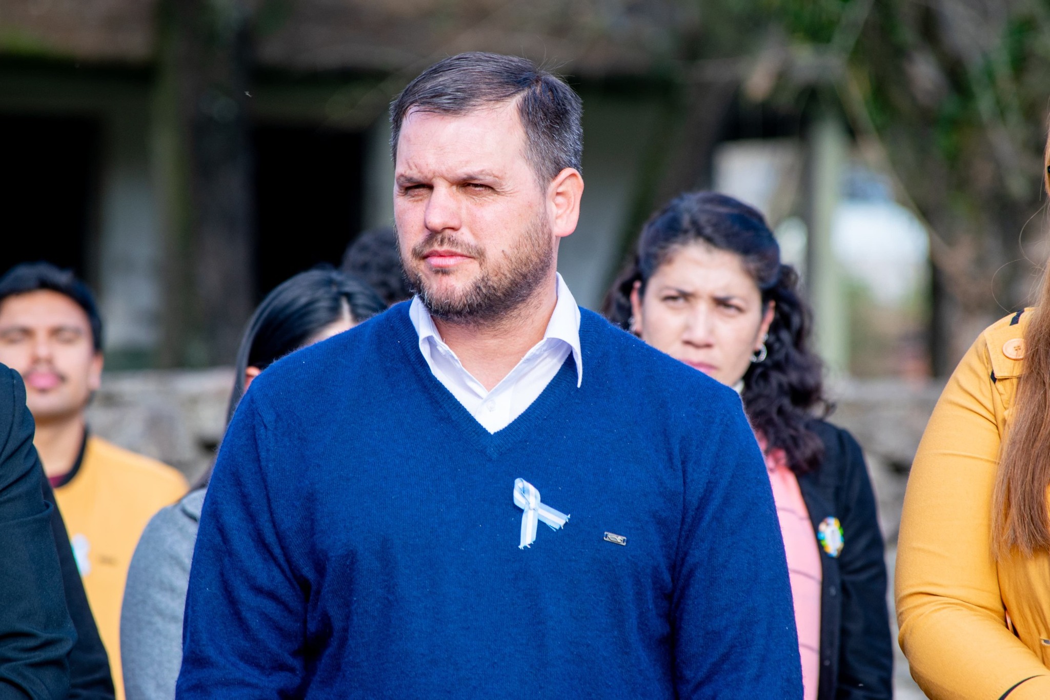 Eduardo Menecier en actividad comunitaria con un nino