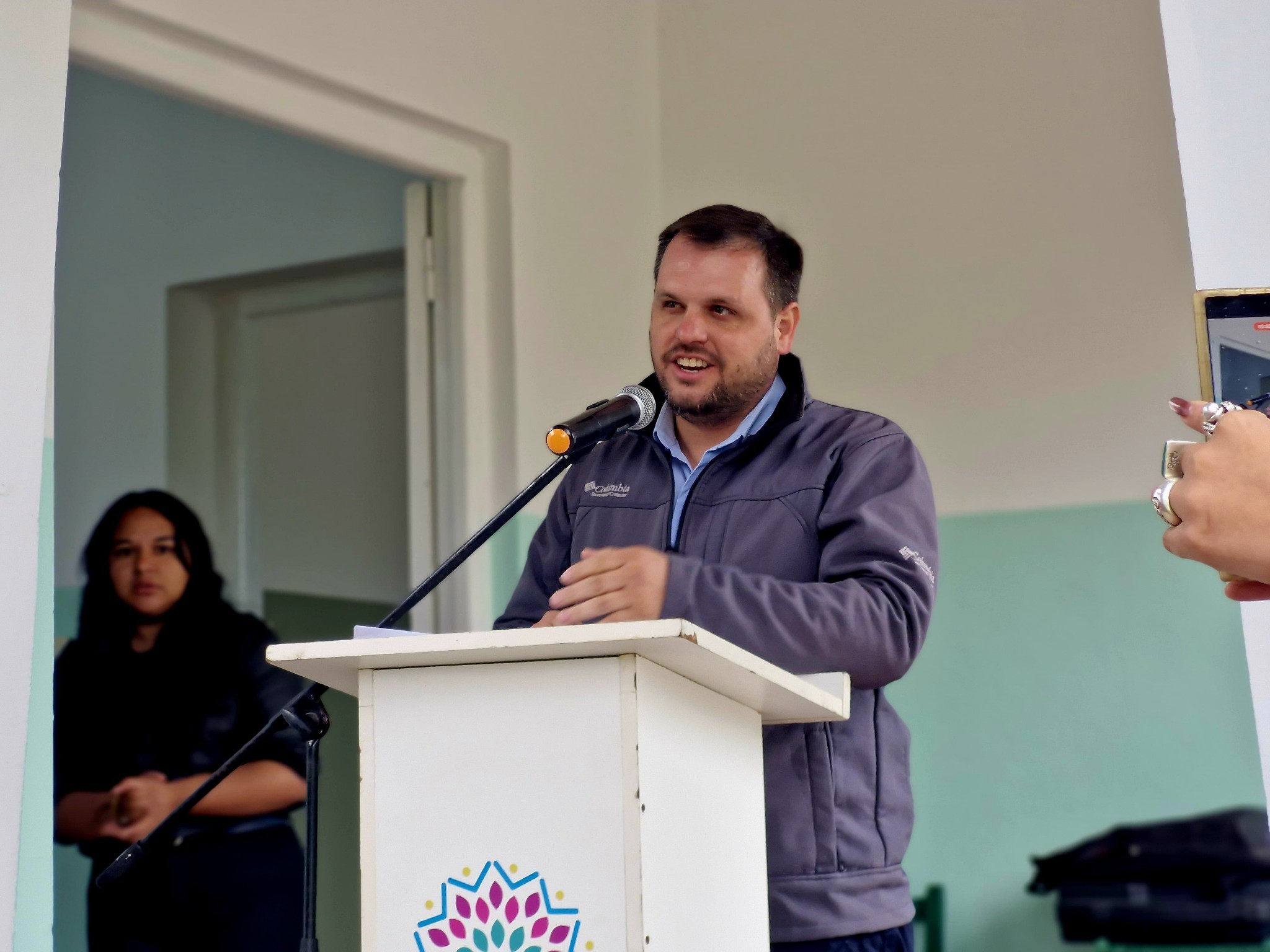 Eduardo Menecier con trabajadores y equipamiento comunitario