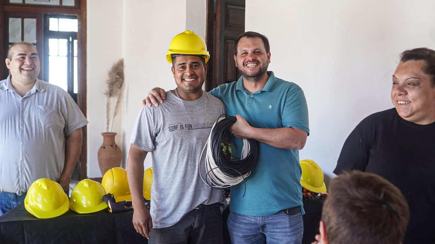Eduardo Menecier junto a vecinos en espacio publico