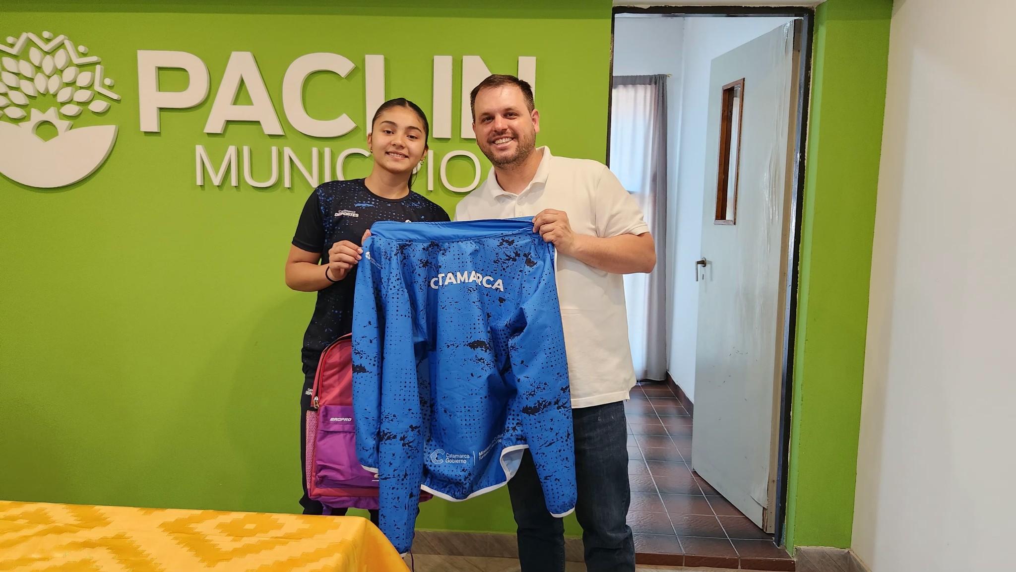 Entrega deportiva y apoyo a jovenes en Paclin