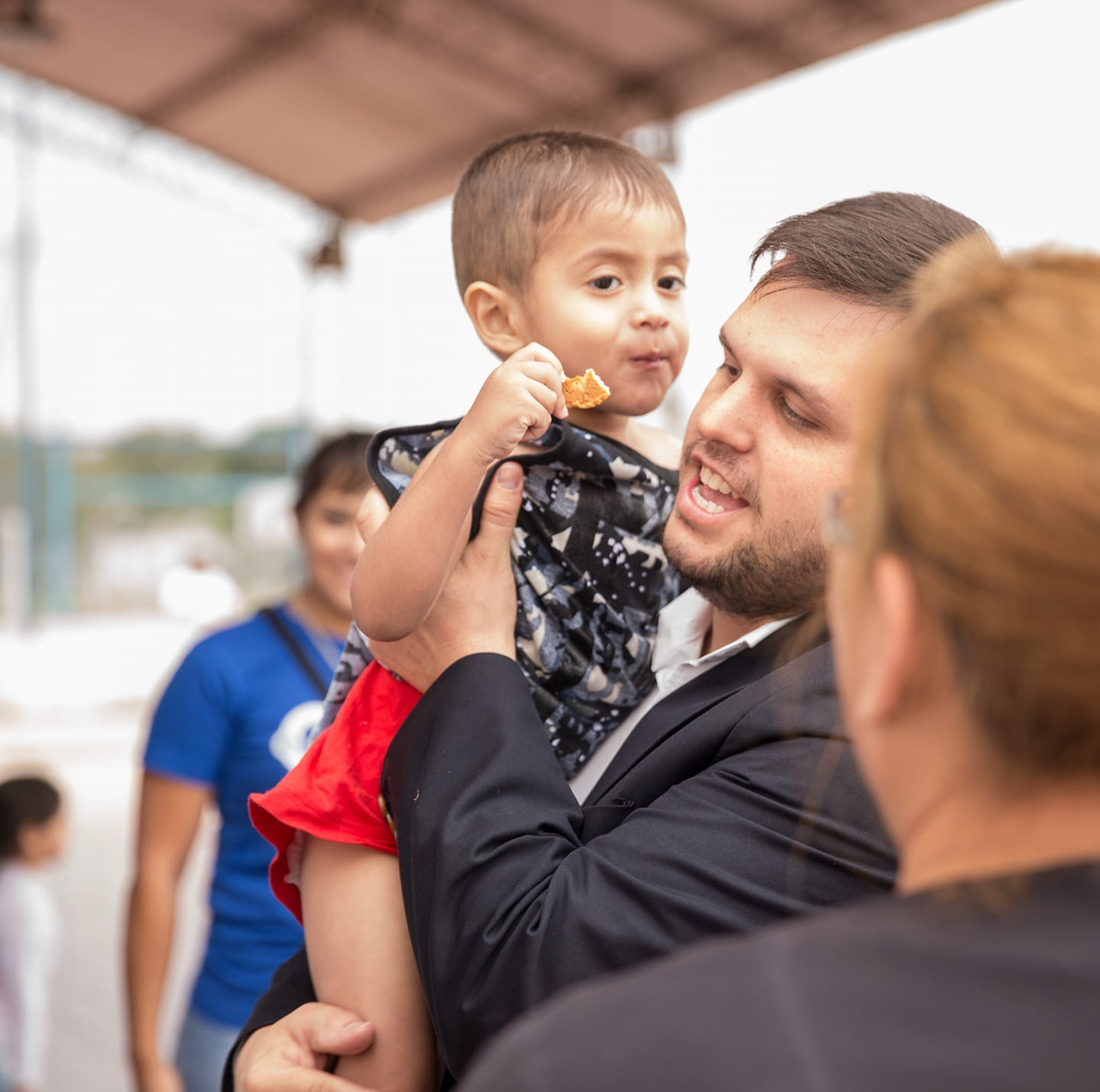 Eduardo Menecier junto a vecinos y ninos